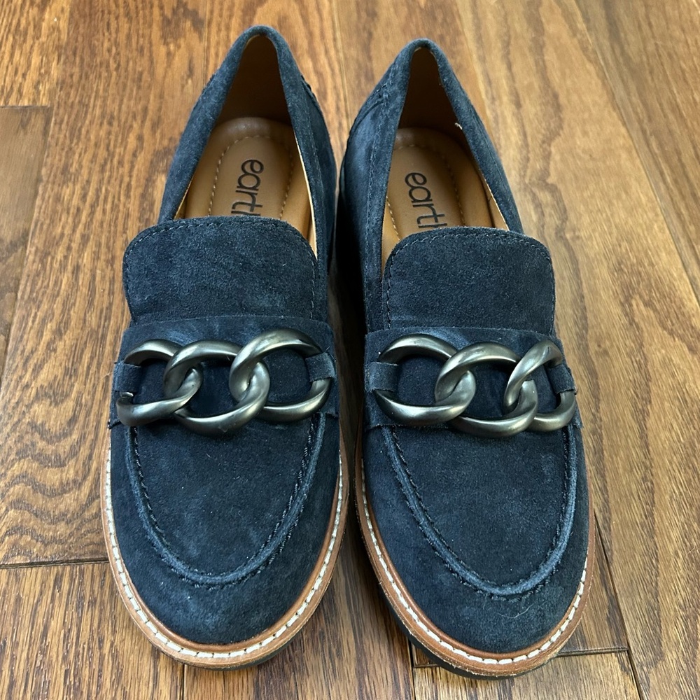 Earth Zalor Navy Suede Loafers with Metallic Chain size 6 like new